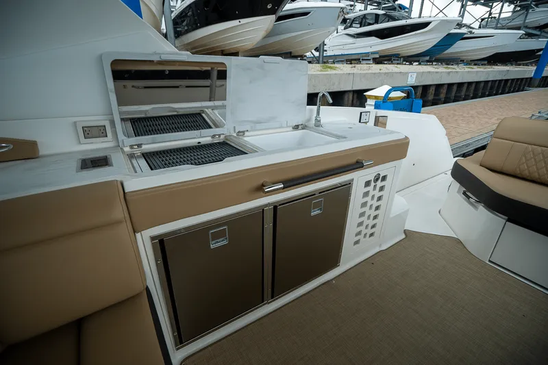 Slide: The Image of Sea Ray SLX 400 Outboard 2025 - 9