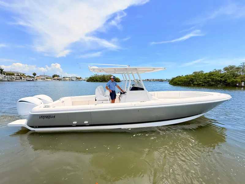 The Image of Intrepid 327CC 2020 - 0