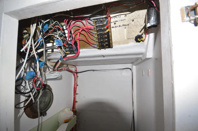 Slide: The Image of Electrical panel with tangled wires in a JC 31 model, year 1978. - 18