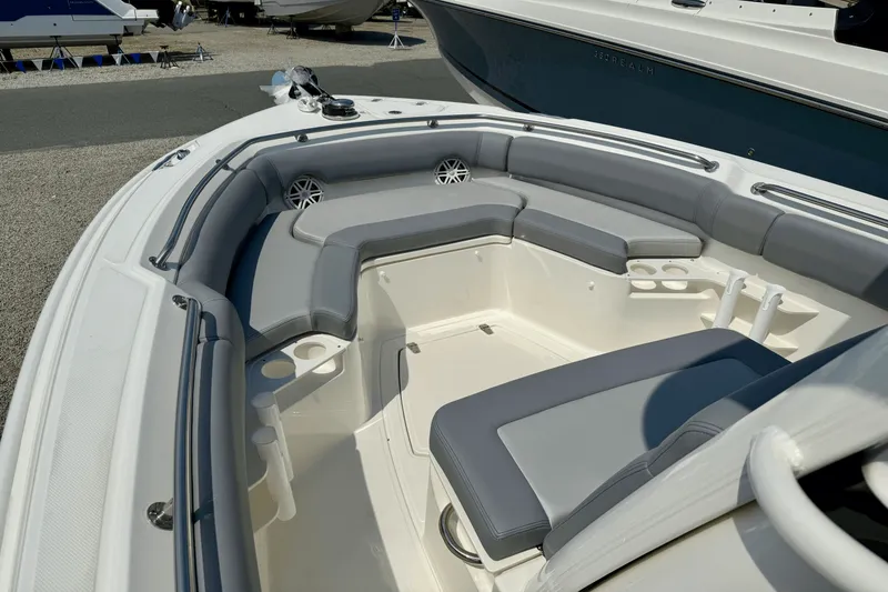 Slide: The Image of Boston Whaler 230 Outrage 2025 - 10
