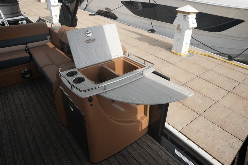 Slide: The Image of Harris 270 Grand Mariner 2025 - 11