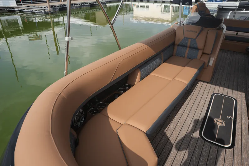 Slide: The Image of Harris 270 Grand Mariner 2025 - 8