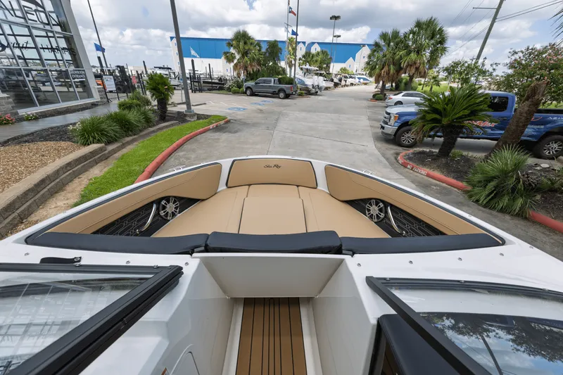 Slide: The Image of Sea Ray SPX 210 Outboard 2025 - 10