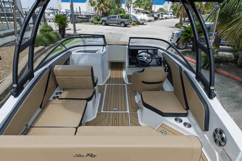 Slide: The Image of Sea Ray SPX 210 Outboard 2025 - 4