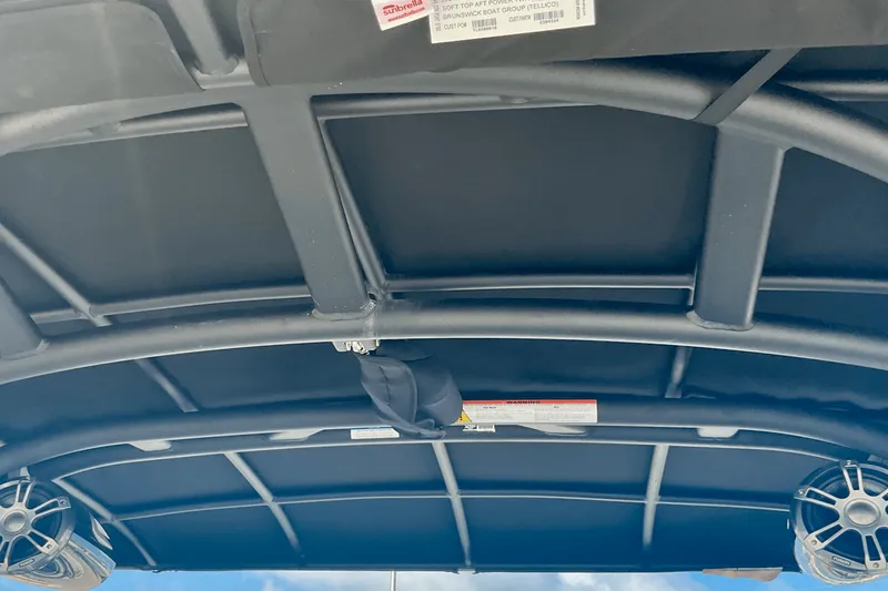 Slide: The Image of Sea Ray SLX 260 Outboard 2025 - 11