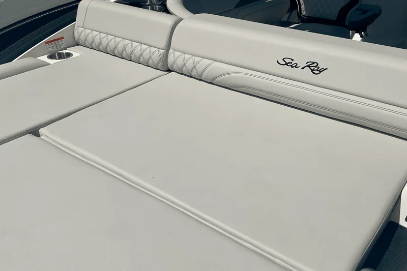 Slide: The Image of Sea Ray SLX 260 Outboard 2025 - 12