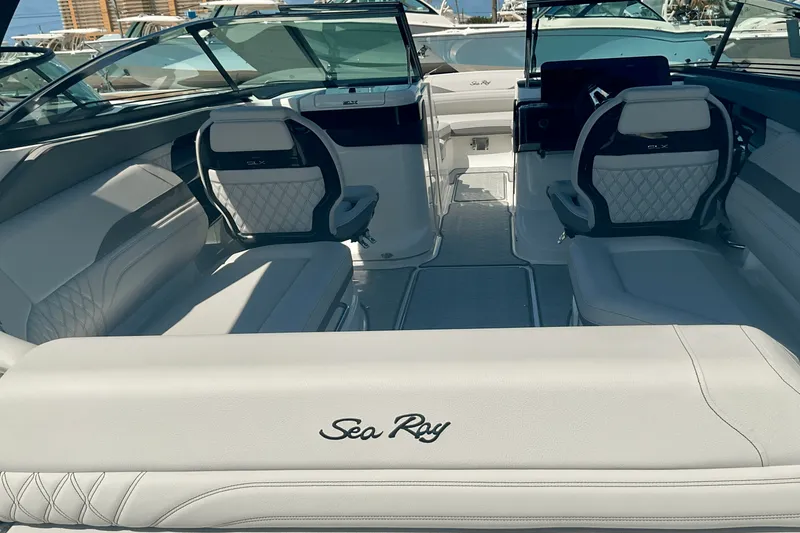 Slide: The Image of Sea Ray SLX 260 Outboard 2025 - 13