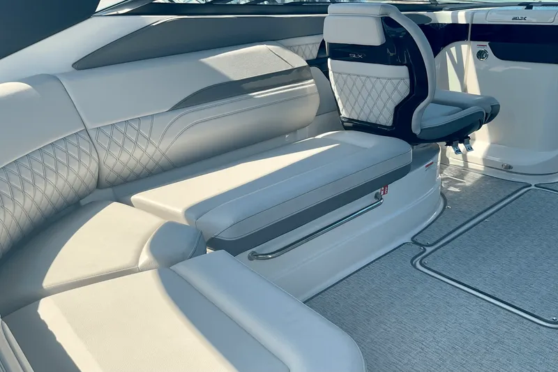 Slide: The Image of Sea Ray SLX 260 Outboard 2025 - 14