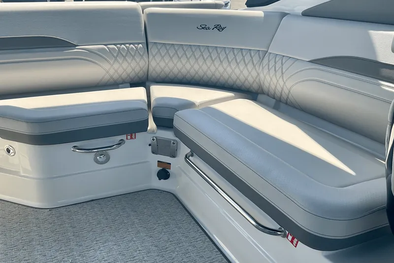 Slide: The Image of Sea Ray SLX 260 Outboard 2025 - 15