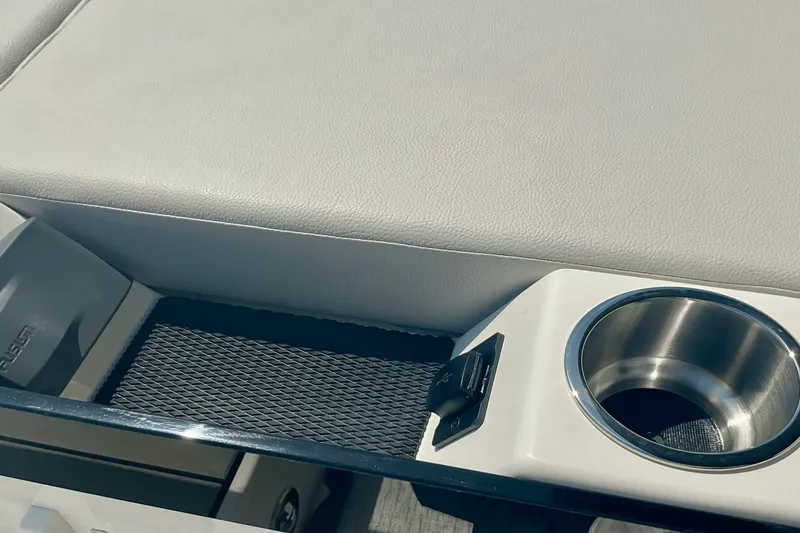 Slide: The Image of Sea Ray SLX 260 Outboard 2025 - 16