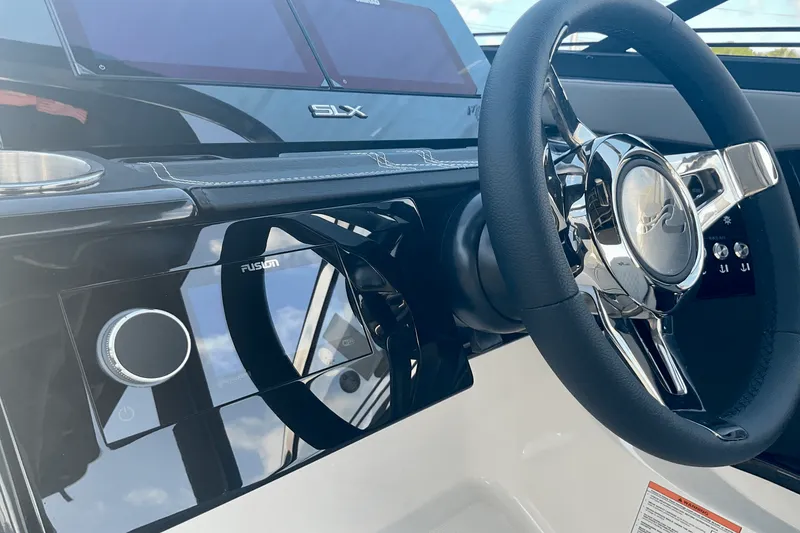 Slide: The Image of Sea Ray SLX 260 Outboard 2025 - 19