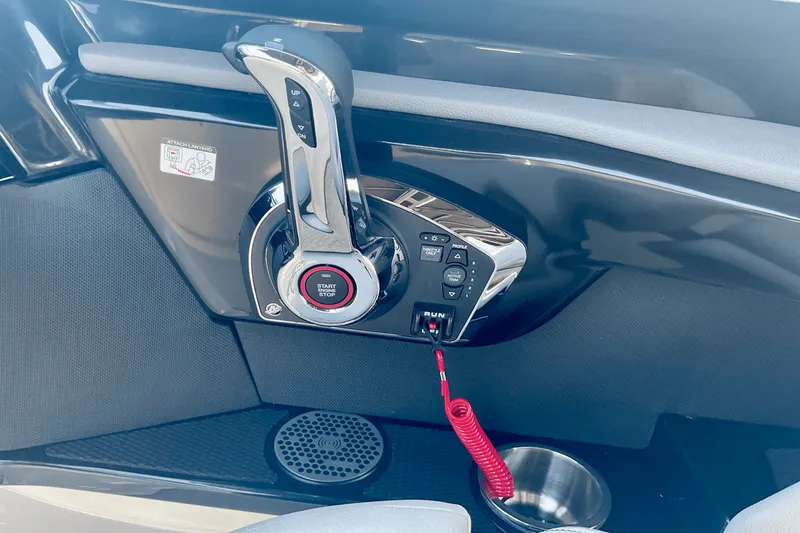 Slide: The Image of Sea Ray SLX 260 Outboard 2025 - 21