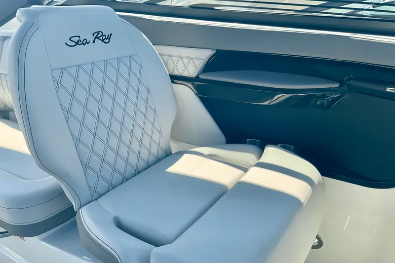 Slide: The Image of Sea Ray SLX 260 Outboard 2025 - 24