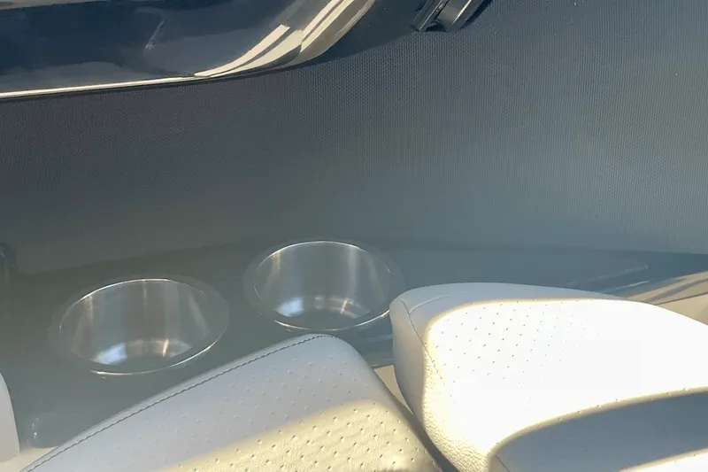 Slide: The Image of Sea Ray SLX 260 Outboard 2025 - 25