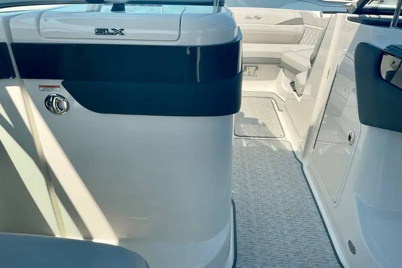 Slide: The Image of Sea Ray SLX 260 Outboard 2025 - 26
