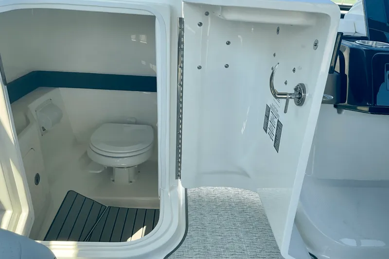 Slide: The Image of Sea Ray SLX 260 Outboard 2025 - 27