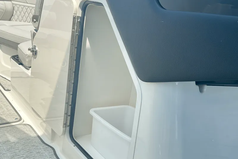 Slide: The Image of Sea Ray SLX 260 Outboard 2025 - 28