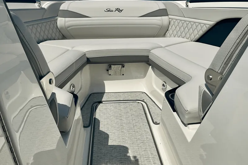 Slide: The Image of Sea Ray SLX 260 Outboard 2025 - 29