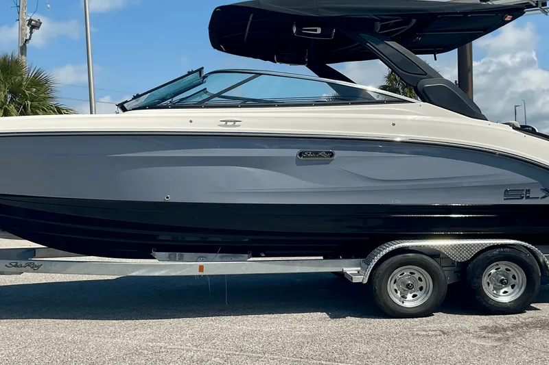 Slide: The Image of Sea Ray SLX 260 Outboard 2025 - 3