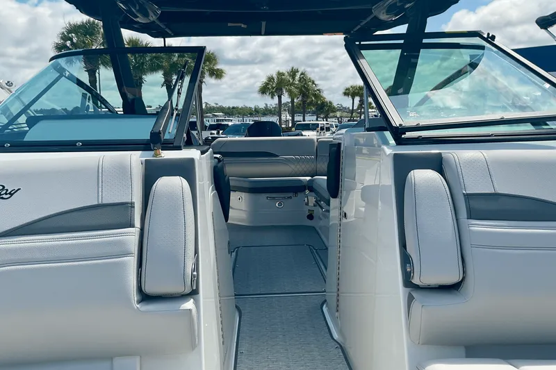 Slide: The Image of Sea Ray SLX 260 Outboard 2025 - 30