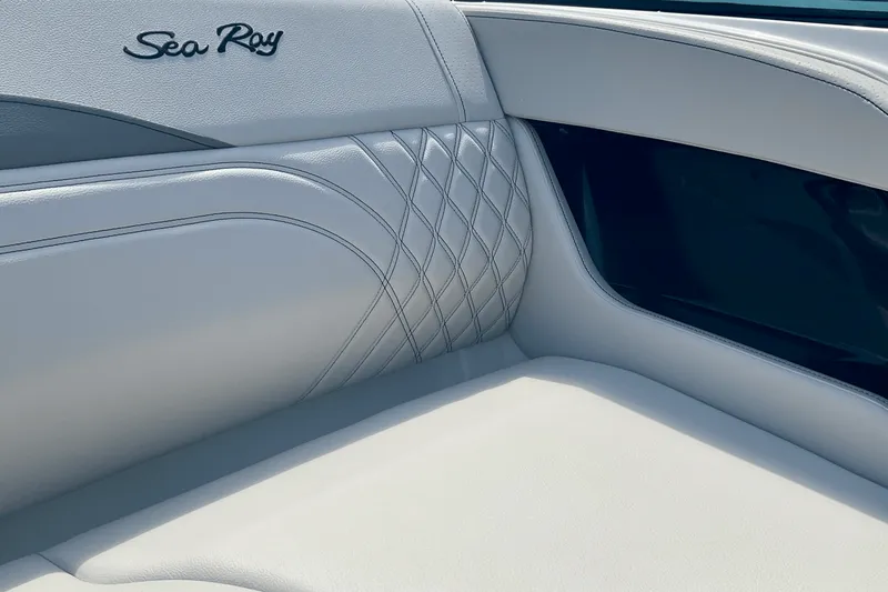 Slide: The Image of Sea Ray SLX 260 Outboard 2025 - 31