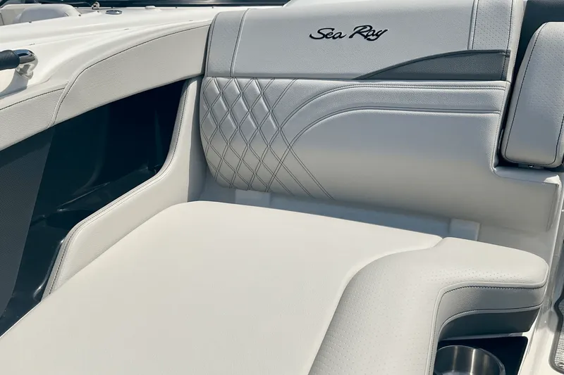 Slide: The Image of Sea Ray SLX 260 Outboard 2025 - 32