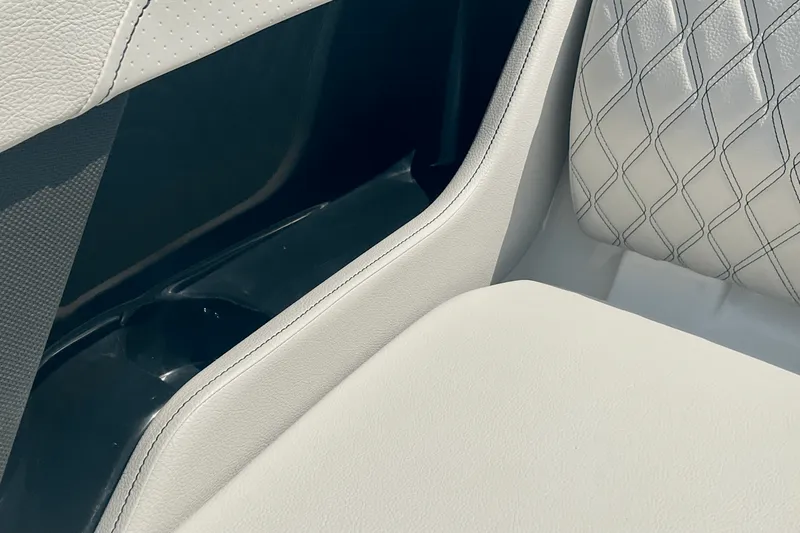 Slide: The Image of Sea Ray SLX 260 Outboard 2025 - 33