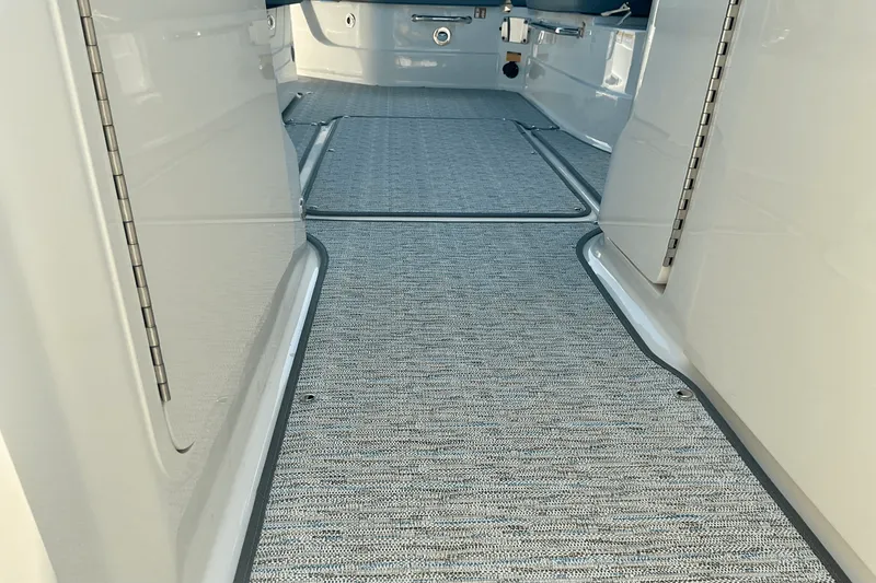 Slide: The Image of Sea Ray SLX 260 Outboard 2025 - 35