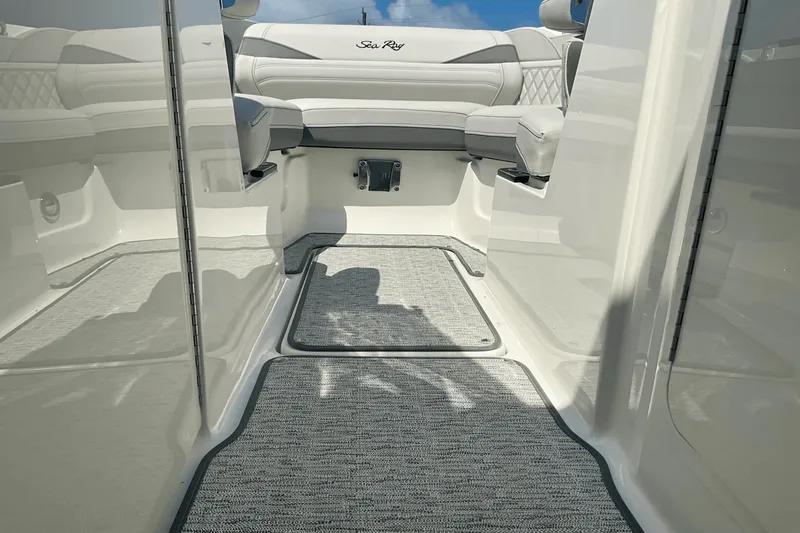 Slide: The Image of Sea Ray SLX 260 Outboard 2025 - 36