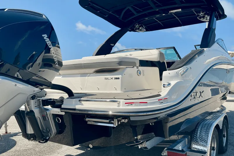 Slide: The Image of Sea Ray SLX 260 Outboard 2025 - 8