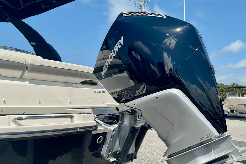 Slide: The Image of Sea Ray SLX 260 Outboard 2025 - 9