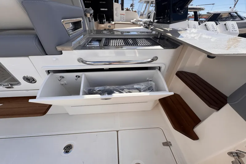 Slide: The Image of Boston Whaler 350 Realm 2025 - 15