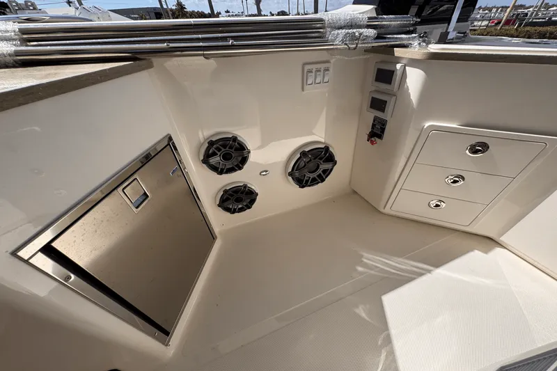 Slide: The Image of Boston Whaler 350 Realm 2025 - 18