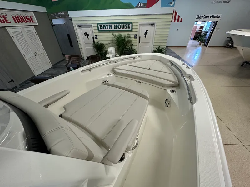 Slide: The Image of Boston Whaler 220 Dauntless 2026 - 10