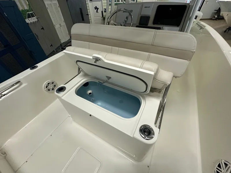 Slide: The Image of Boston Whaler 220 Dauntless 2026 - 5