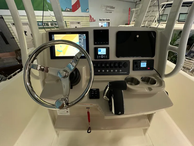 Slide: The Image of Boston Whaler 220 Dauntless 2026 - 6