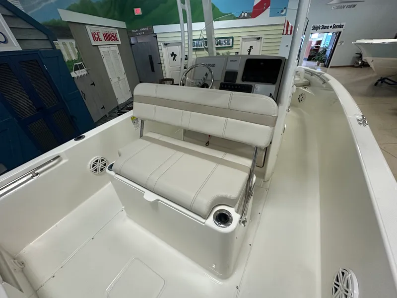 Slide: The Image of Boston Whaler 220 Dauntless 2026 - 4