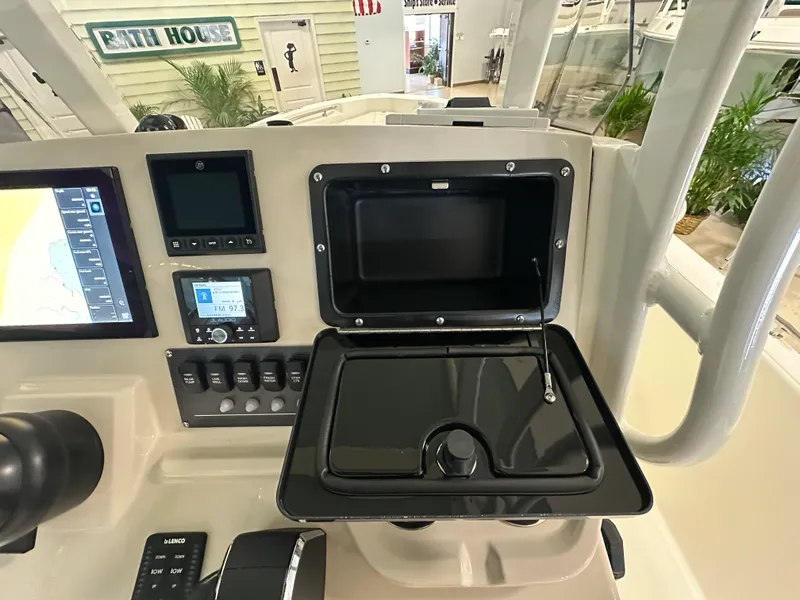 Slide: The Image of Boston Whaler 220 Dauntless 2026 - 7