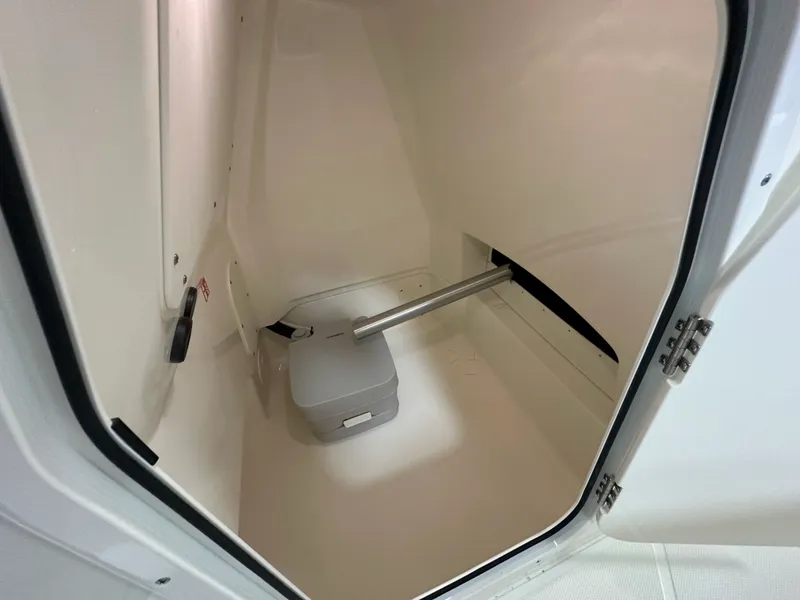 Slide: The Image of Boston Whaler 220 Dauntless 2026 - 9