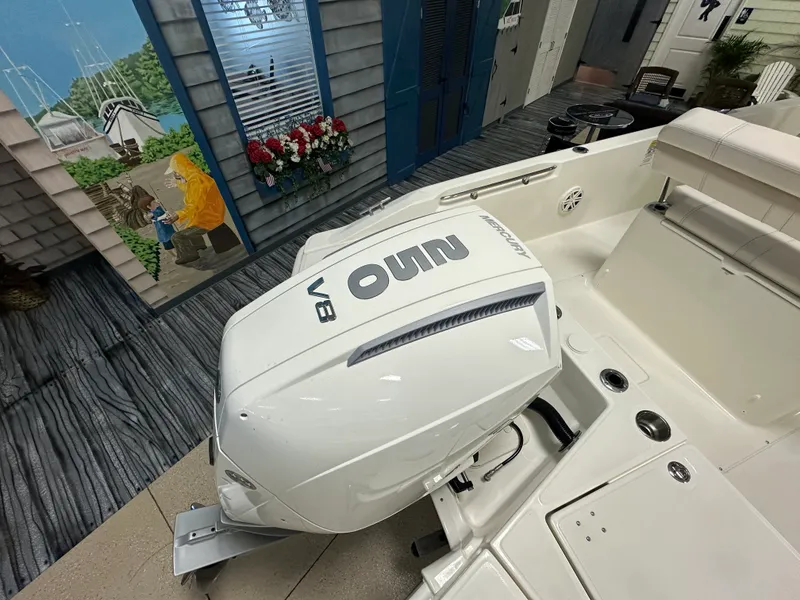 Slide: The Image of Boston Whaler 220 Dauntless 2026 - 17