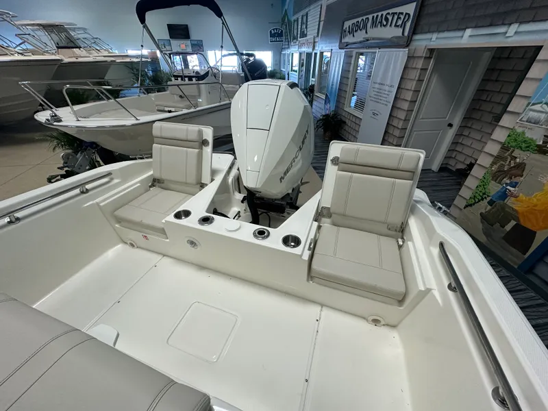 Slide: The Image of Boston Whaler 220 Dauntless 2026 - 3