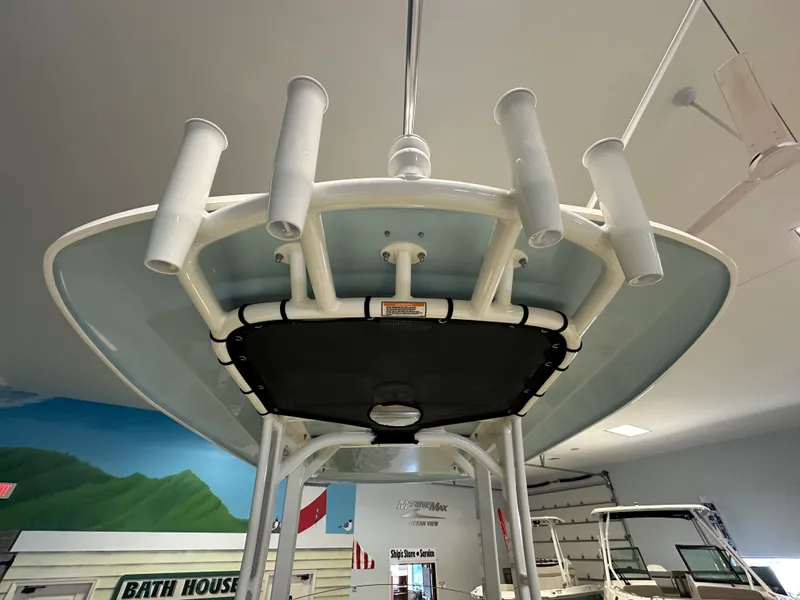 Slide: The Image of Boston Whaler 220 Dauntless 2026 - 16