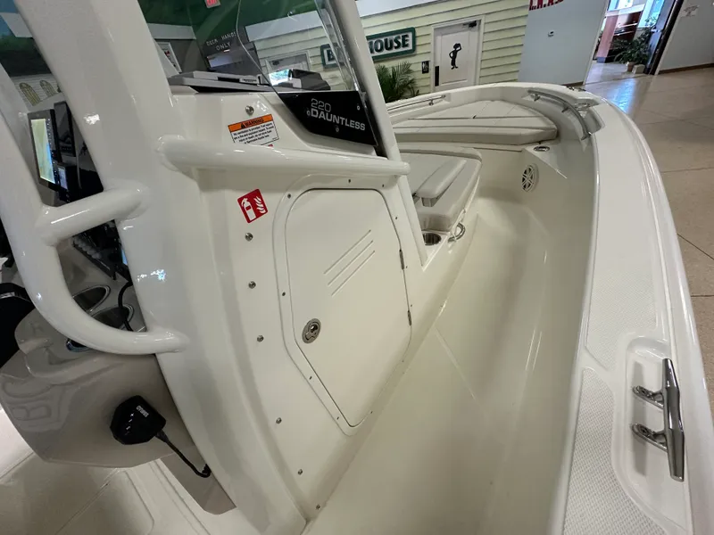Slide: The Image of Boston Whaler 220 Dauntless 2026 - 8