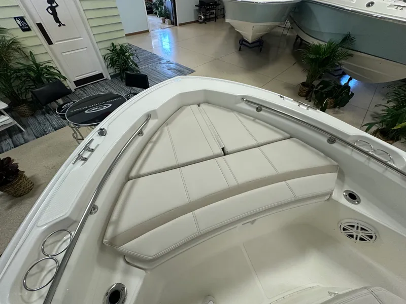 Slide: The Image of Boston Whaler 220 Dauntless 2026 - 13