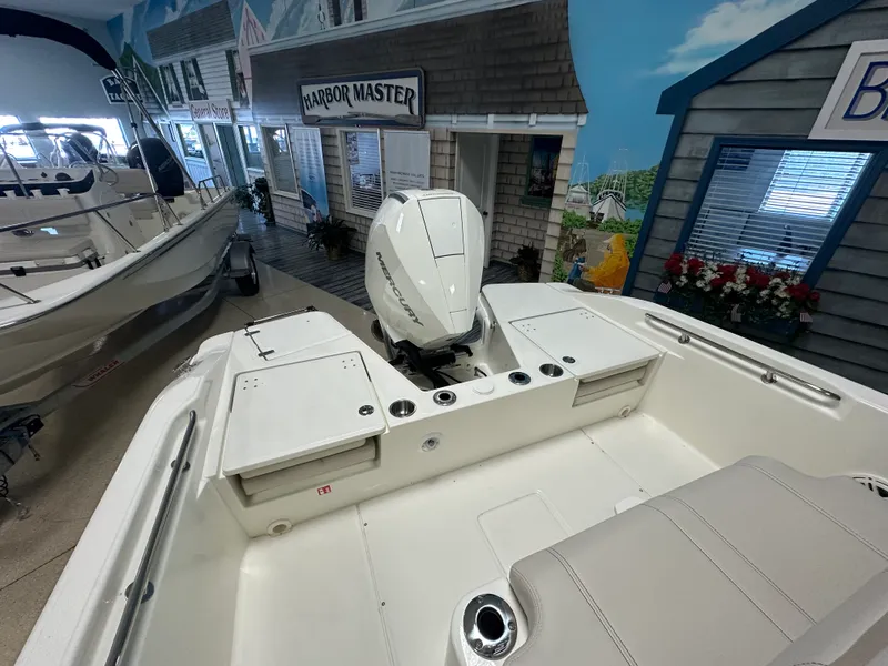 Slide: The Image of Boston Whaler 220 Dauntless 2026 - 2