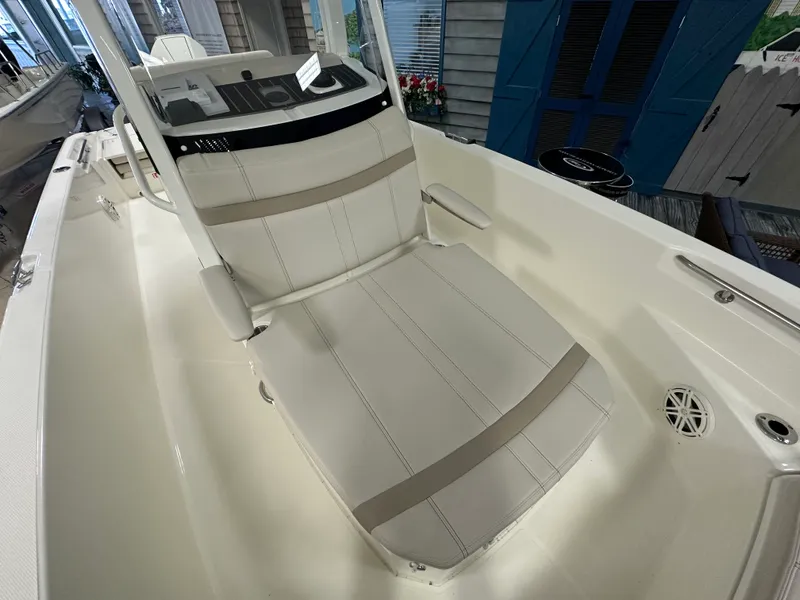 Slide: The Image of Boston Whaler 220 Dauntless 2026 - 11