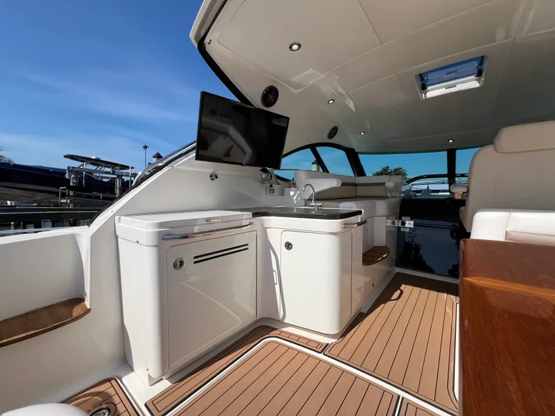 Slide: The Image of Sea Ray 410 Sundancer 2015 - 17