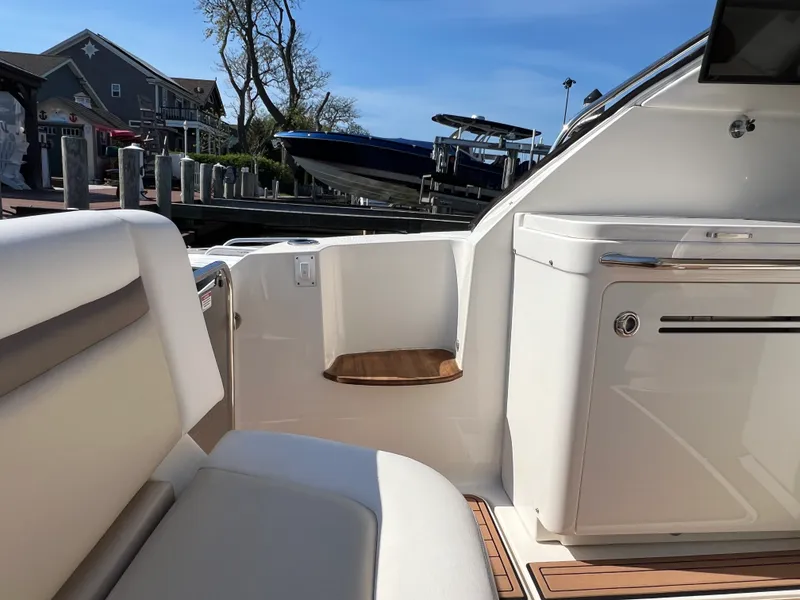 Slide: The Image of Sea Ray 410 Sundancer 2015 - 18