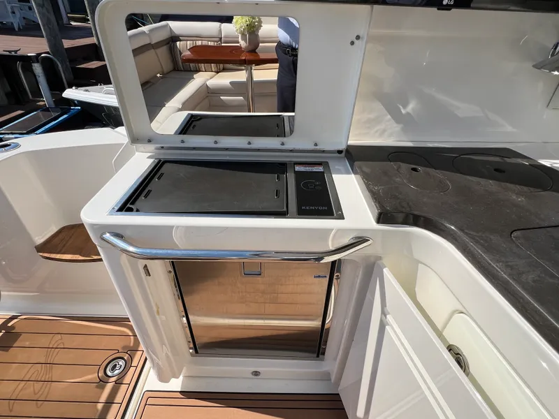 Slide: The Image of Sea Ray 410 Sundancer 2015 - 19