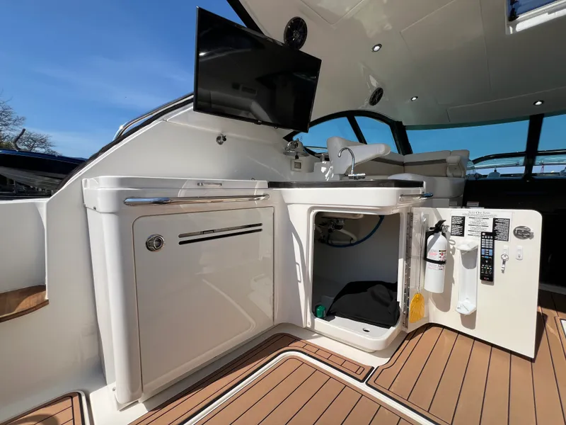 Slide: The Image of Sea Ray 410 Sundancer 2015 - 20